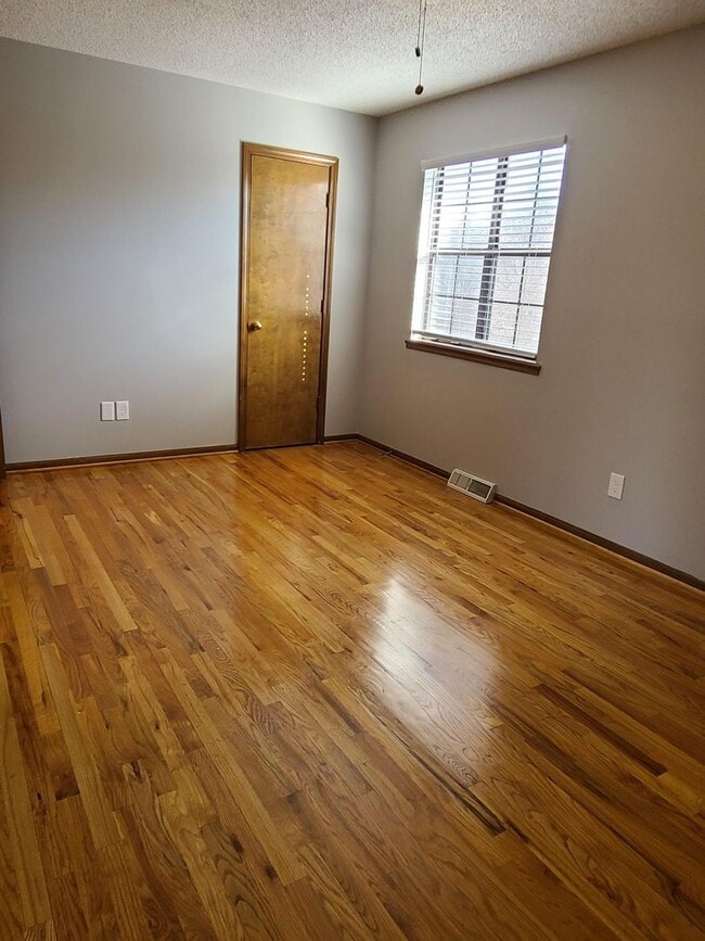 Building Photo - 2 Bedroom 1.5 Bath Townhome