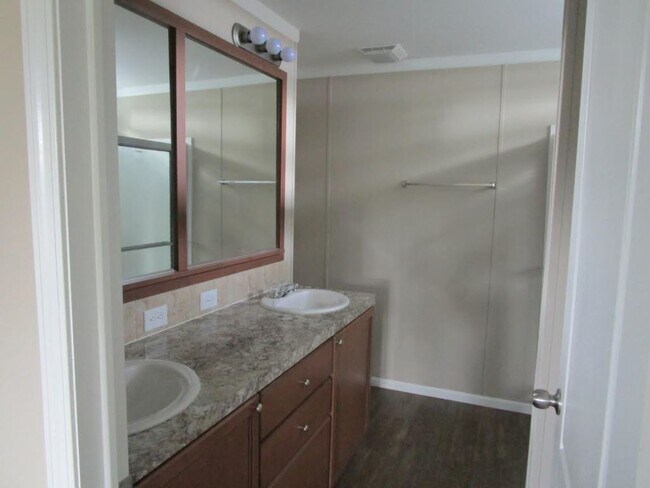 Foto del edificio - 107 Spruce Ln