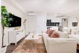 Building Photo - 1755 R. Saint-Denis