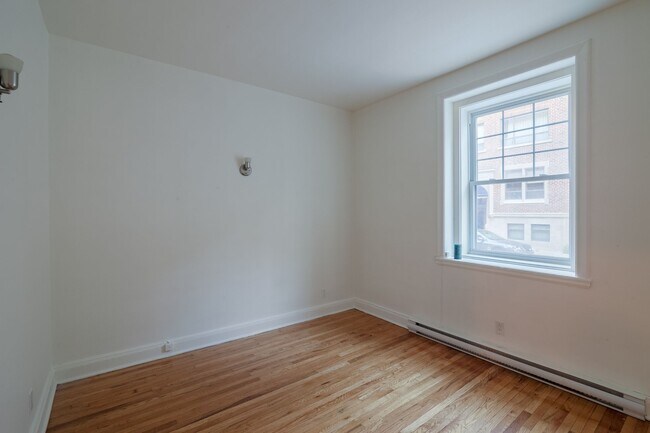 Building Photo - 2100 Rue du Fort