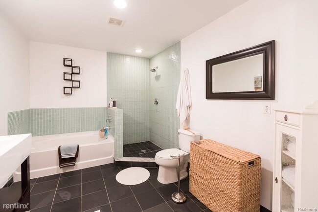 Building Photo - 2003 Brooklyn St