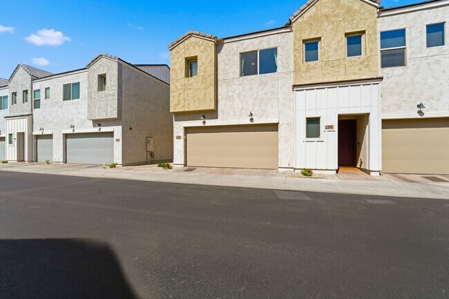 Foto del edificio - Stylish 2-bedroom, 2.5 bathroom townhouse in a desirable Phoenix location!