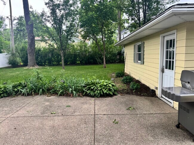 Building Photo - 541 Cypress Dr