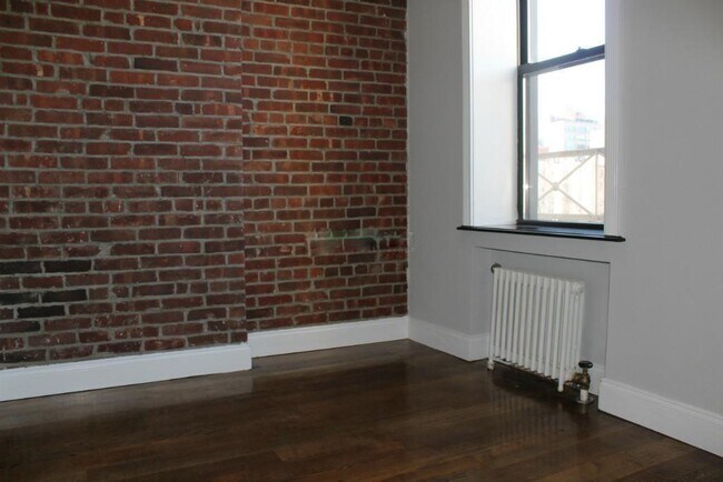 Building Photo - 724 10th Ave