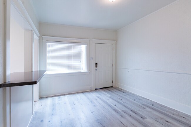 Foto del edificio - 1819 E 7th St