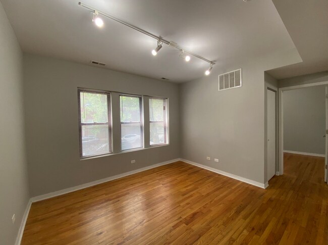 Foto del edificio - 2452 W Albion Ave