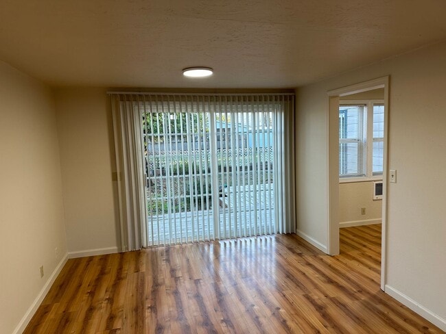 Building Photo - Updated 2 bedroom, 1 bath house in Springfield!