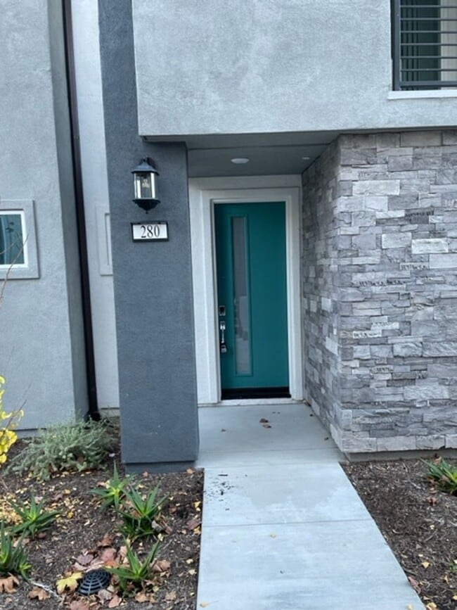 Building Photo - Welcome to this stunning 3-bedroom, 3.5-ba...