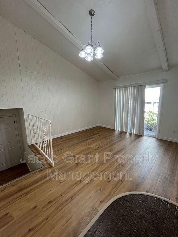 Building Photo - 598 Hansen Ave