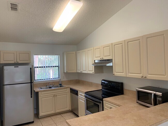 Building Photo - ANNUAL RENTAL - 2 BED/2 BATH SECOND FLOOR ...
