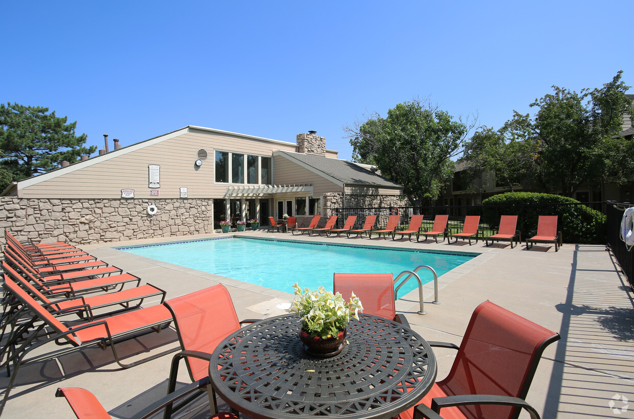 Salt Water Pool - Aspen Park Apartments
