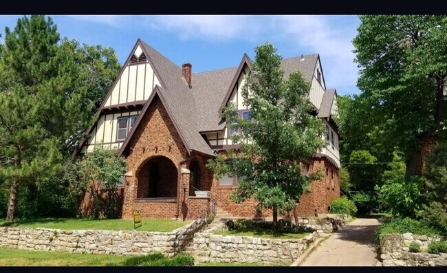 Building Photo - 3909 E Willow St