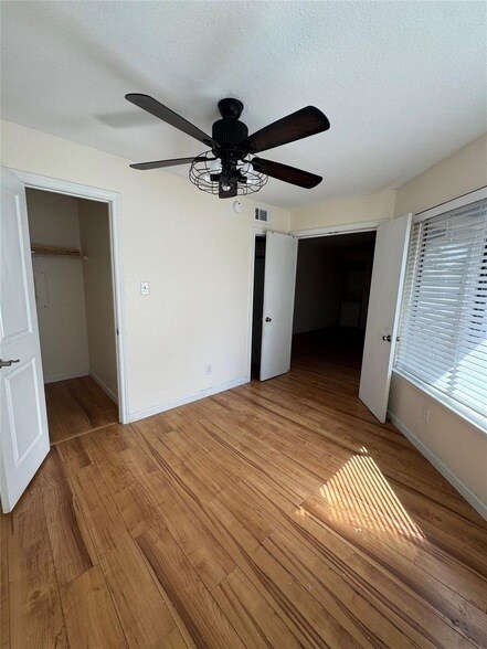 Foto del edificio - 9801 Walnut St