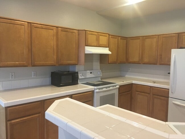 Building Photo - Murray Hills neighborhood Beautiful 4 Bedroom 2.5 Bath Home! Like New!! 2 Car Garage! New Carpet ...