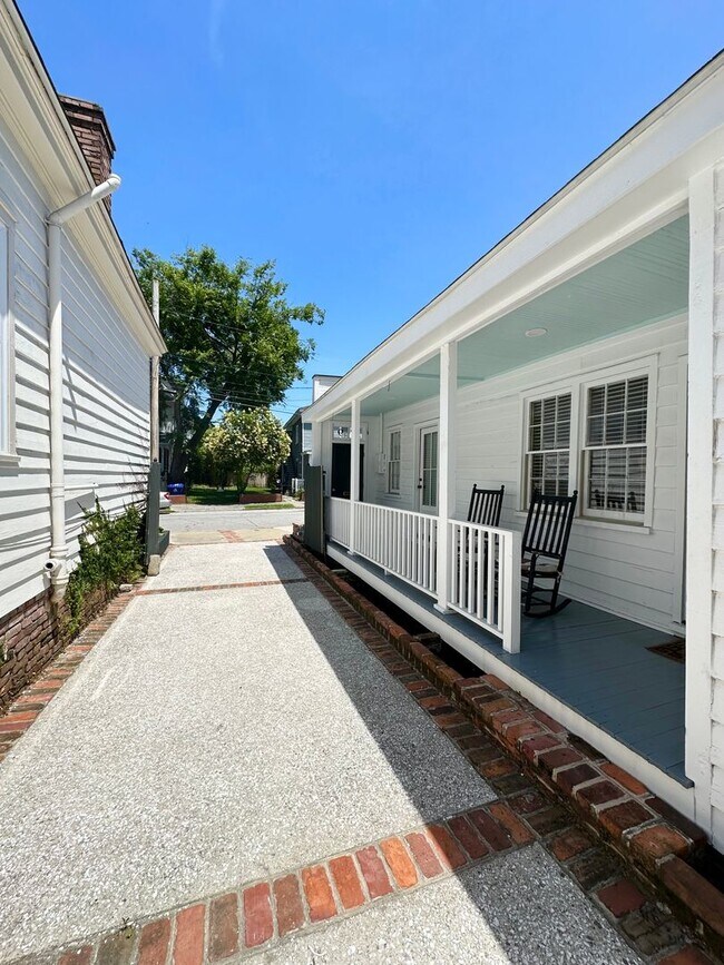Foto del edificio - Charming Updated Three Bedroom Home Downtown