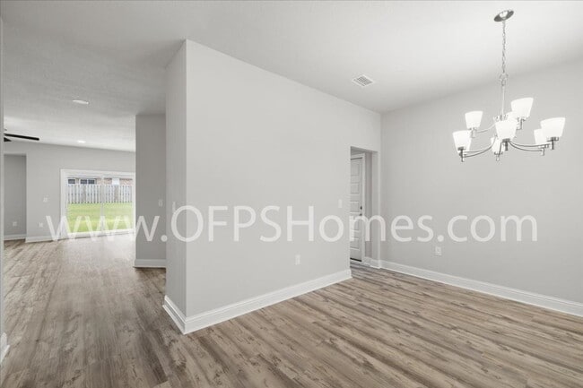 Building Photo - Like New Crestview 4bed/2bath Available Today