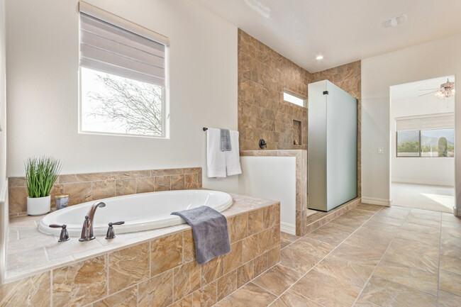 Primary soaking tub - 8628 N Pierre Ct