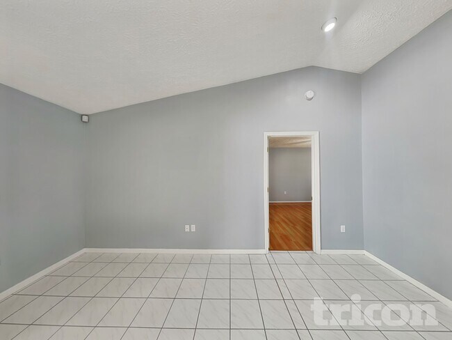Foto del edificio - 7028 Covewood Dr