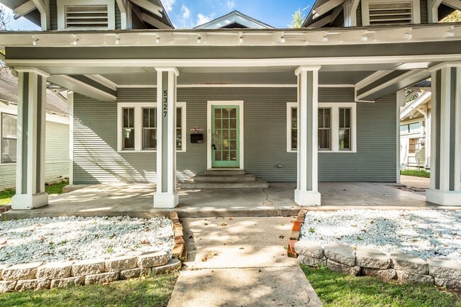 Foto del edificio - 2/2 Junius Heights Charmer with Modern Updates