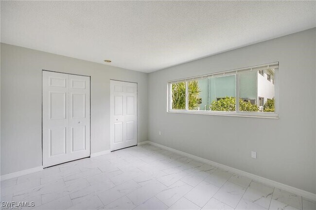 Foto del edificio - 3225 E Riverside Dr