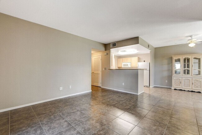 Foto del edificio - Beautiful downstairs 3 bdrm 2 Bath Condo w...