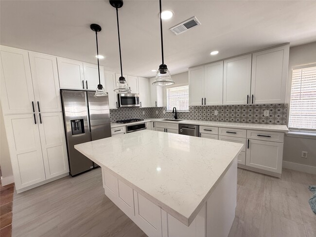 Foto del edificio - 5810 Cheena Dr