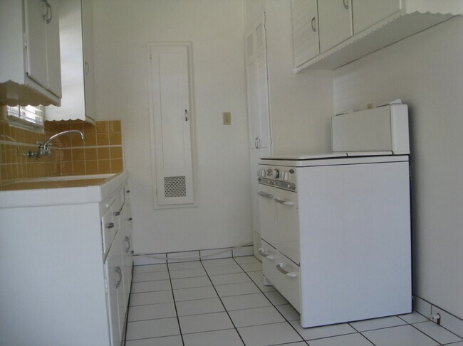 Foto del edificio - 320 N Bushnell Ave