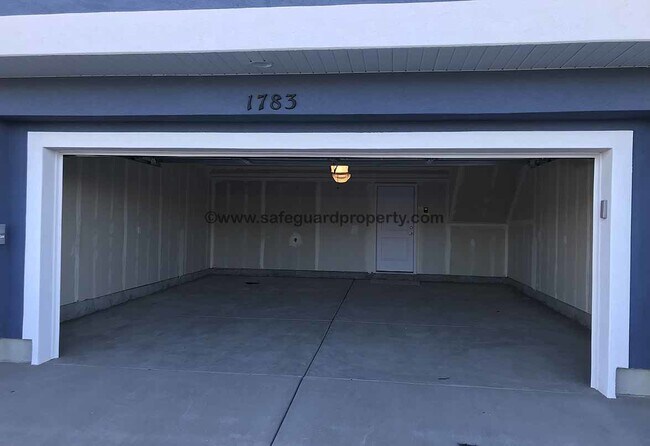 Building Photo - Gorgeous 3 Bedroom Townhome