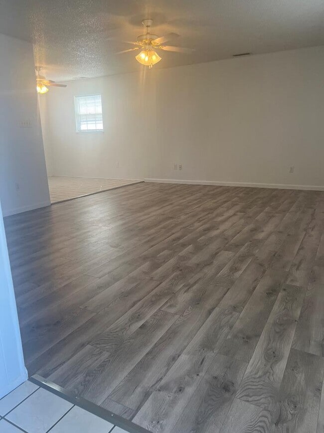 Foto del edificio - 6826 Austin Ave