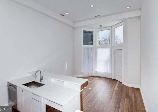Foto del edificio - 4600 Kenmore Dr NW