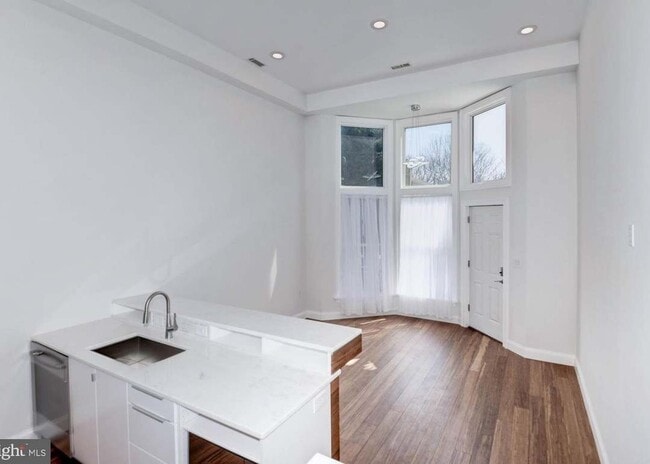 Building Photo - 4600 Kenmore Dr NW