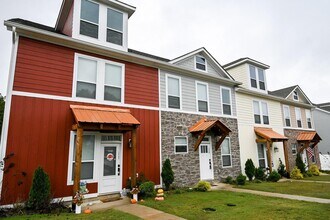 Building Photo - 1737 Arbor Hls Dr SE