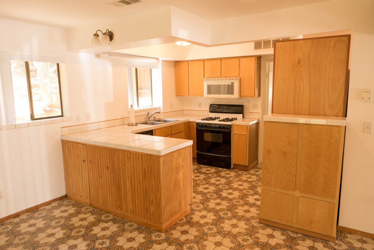 Sunny kitchen - 3319 Old Topanga Canyon Rd
