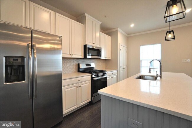 Building Photo - 125 Dragon Dr
