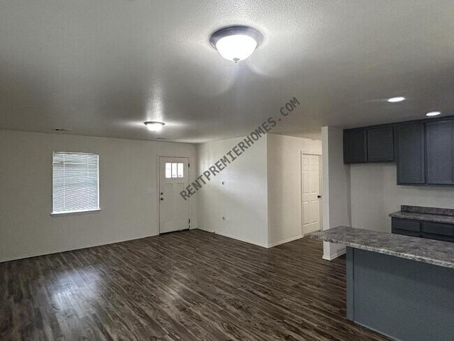 Building Photo - 502 S Xanthus Ave