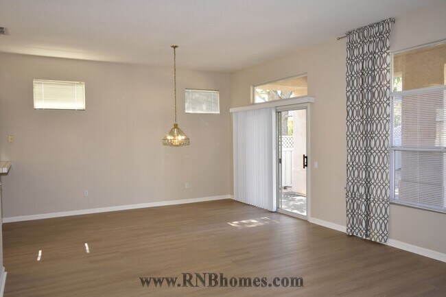 Foto del edificio - 408 Angelrock Ct