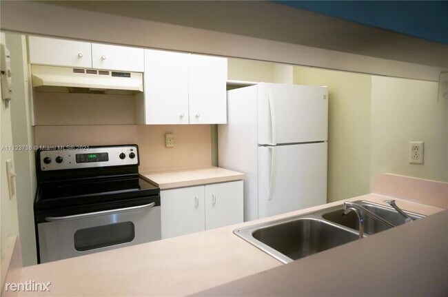 Building Photo - 8004 SW 149th Ave