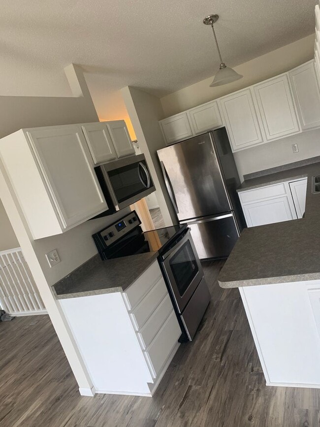 Building Photo - 3 BEDROOM OSGOOD TWIN HOME  -  PETS WELCOME