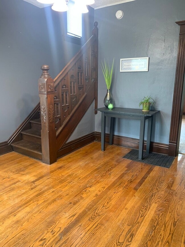 Building Photo - Large 4 Bedroom home!