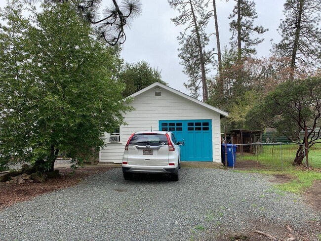 Building Photo - 225 Mariposa Dr