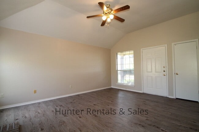 Building Photo - Rent Me!