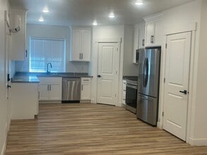 Building Photo - 686 W 200 S St