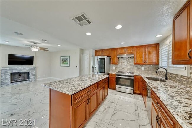 Foto del edificio - Gorgeous 4 bedroom home with large corner ...