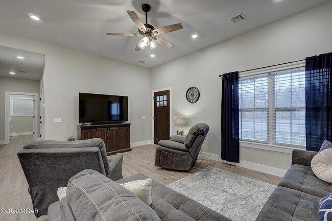 Building Photo - 107 S Greystone Square