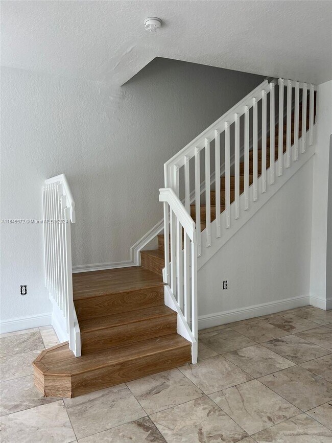 Building Photo - 10833 NW 83rd St
