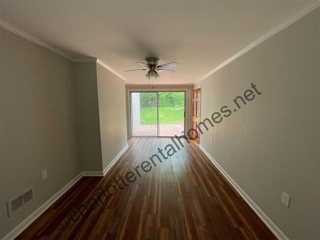 Building Photo - Brick ranch in desirable neighborhood