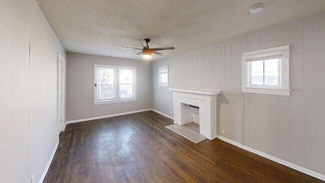 Building Photo - 2 Bedroom 1 Bath Home For Rent! *** 1/2 OF...