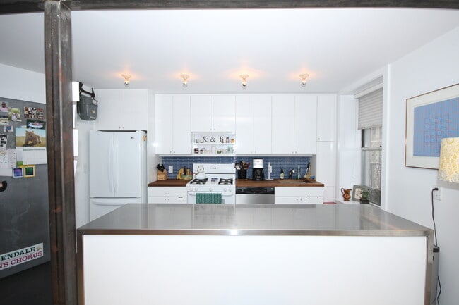 Foto del edificio - 381 E 10th St