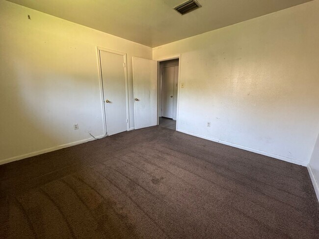 Building Photo - Cute 3 Bedroom Home