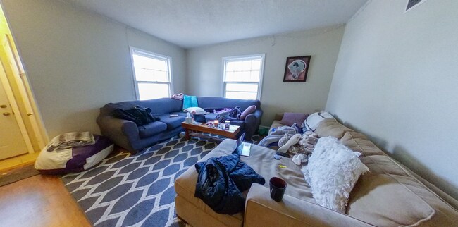 Building Photo - Close to Campus and Aggieville + Off-Street Parking + Washer & Dryer! Available June 4th!
